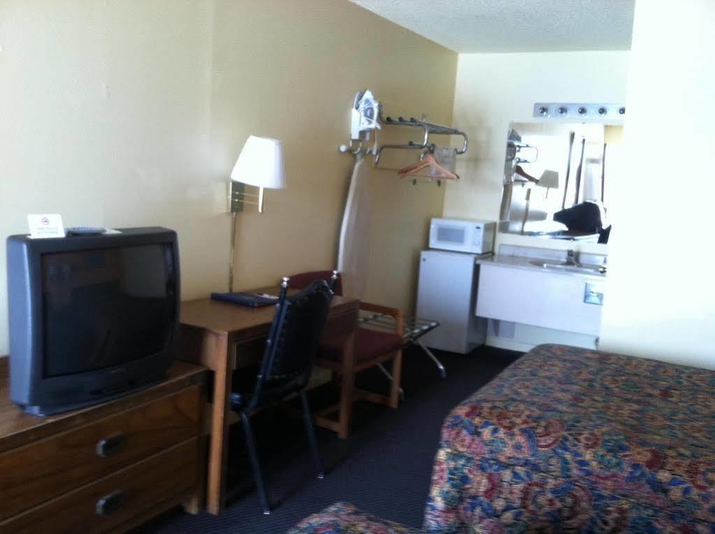 Knights Inn - Chanute Buitenkant foto
