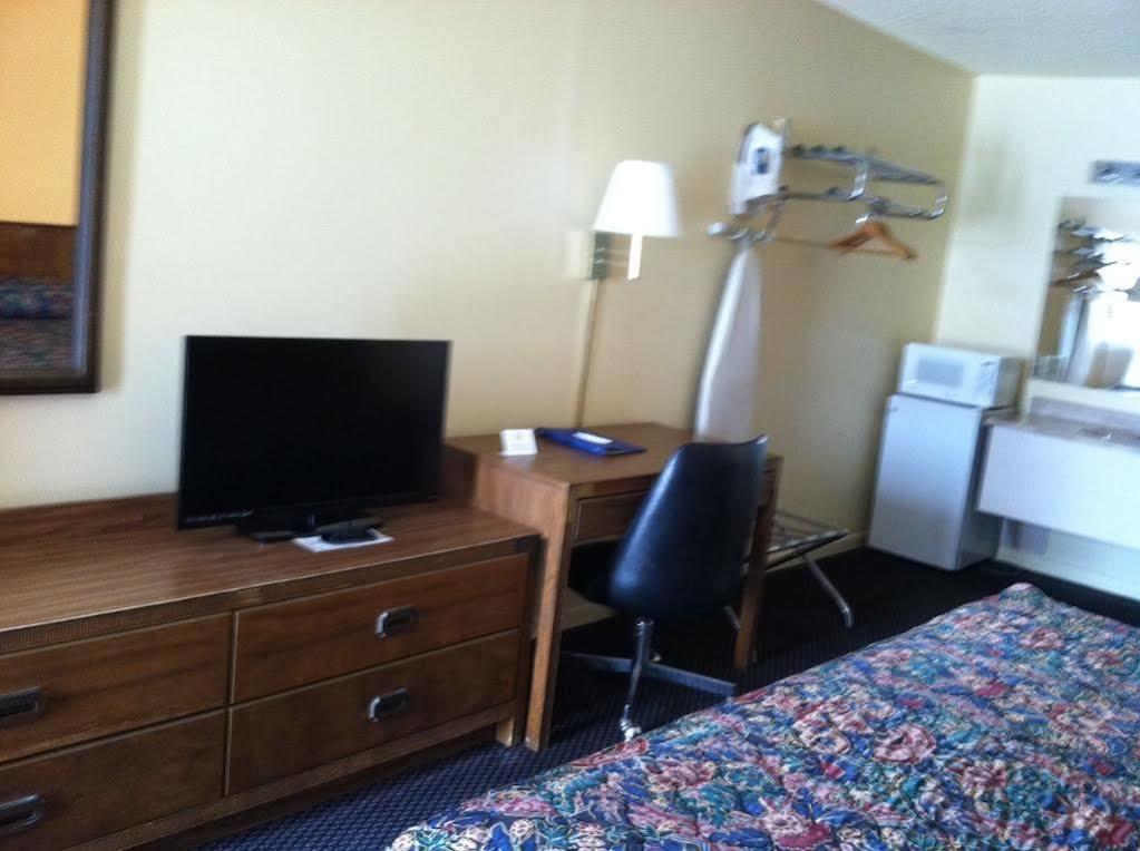 Knights Inn - Chanute Buitenkant foto